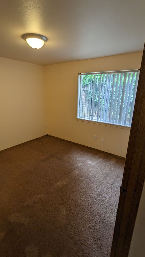 McMinnville Apartment: 855 SE Ford St