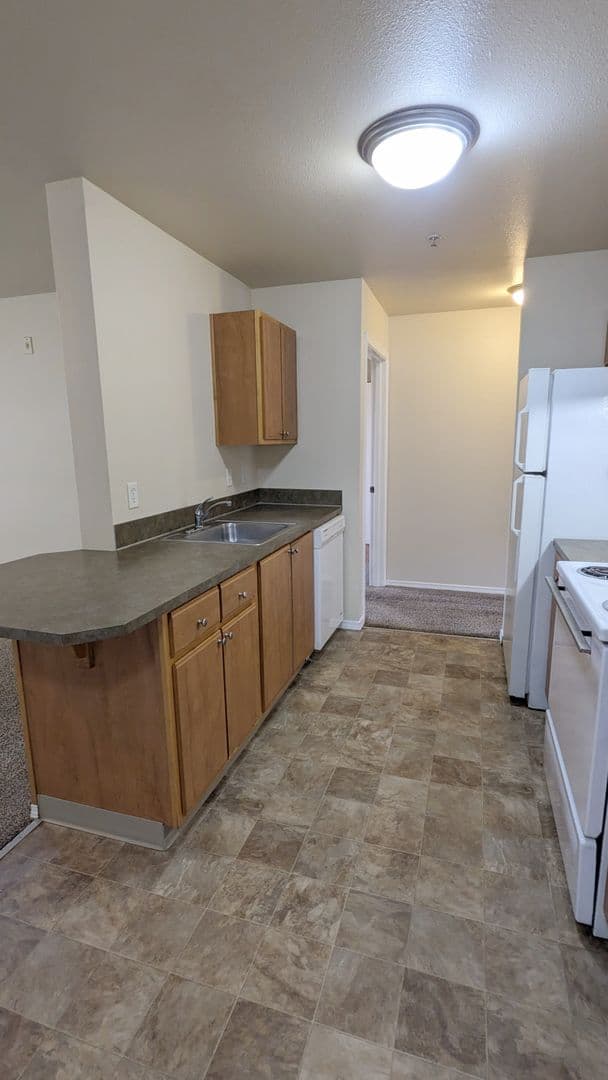 Salem Apartment: 4420-4455 Seaton Lane NE