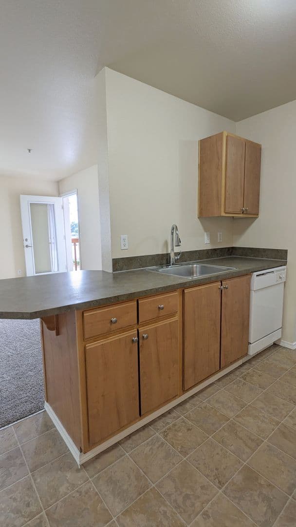 Salem Apartment: 4420-4455 Seaton Lane NE