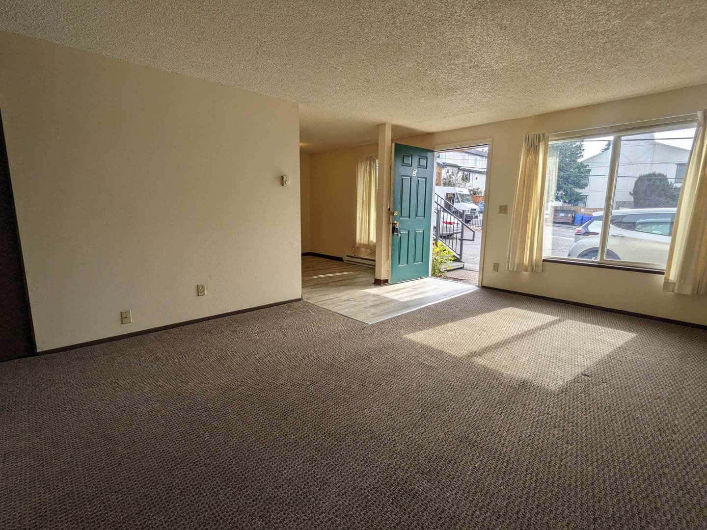 Portland Apartment: 4039 SE Holgate Blvd