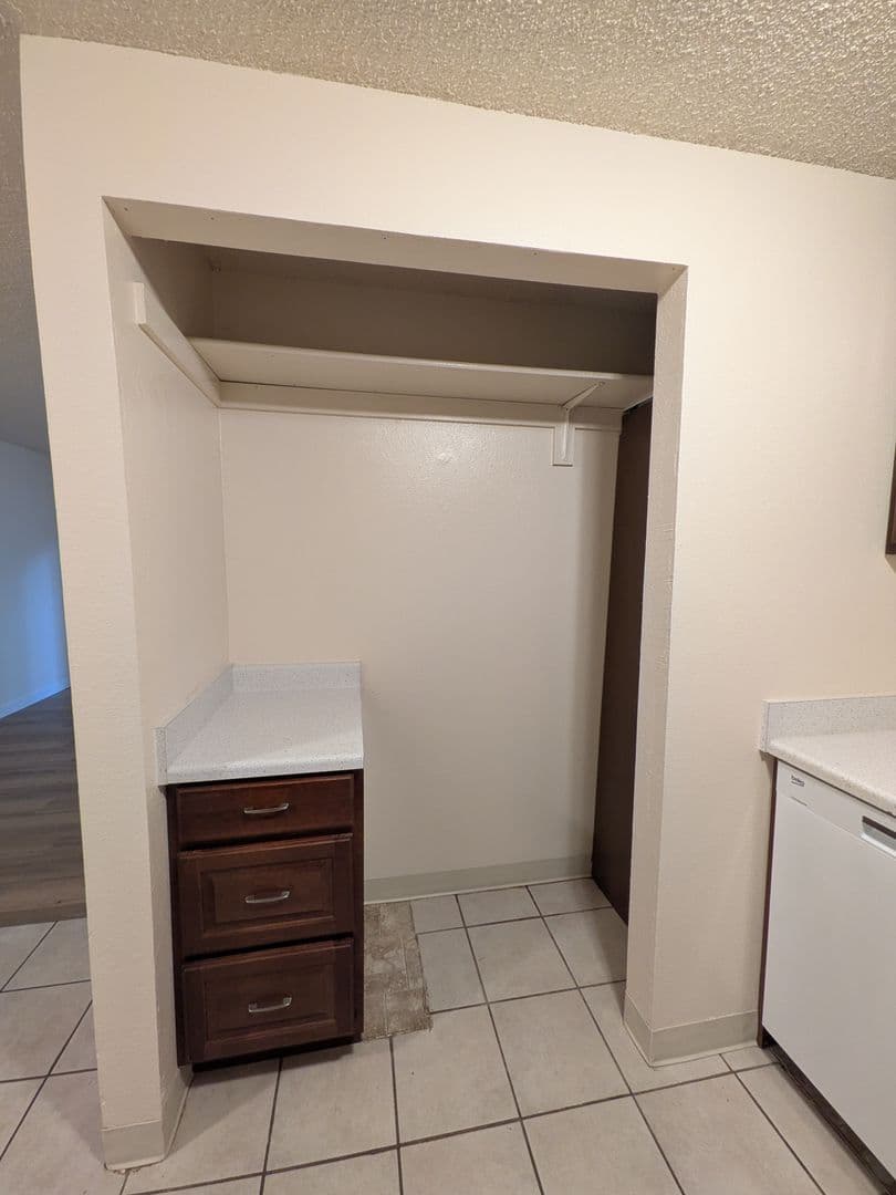 Portland Apartment: 4039 SE Holgate Blvd
