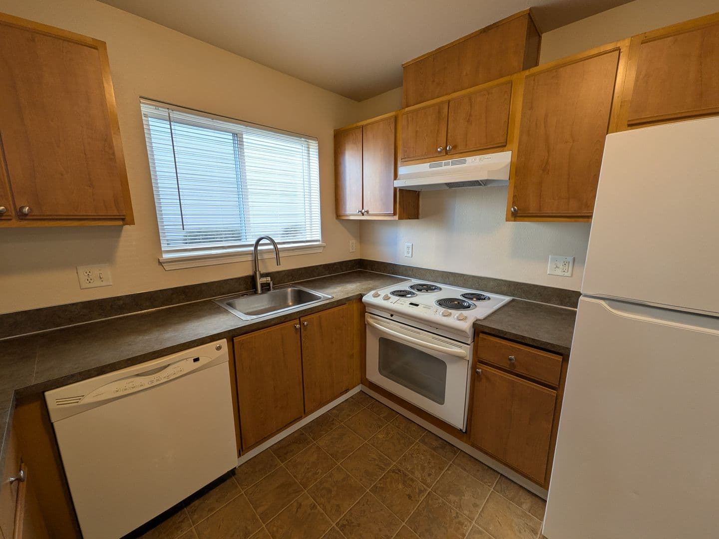 Salem Apartment: 4420-4455 Seaton Lane NE