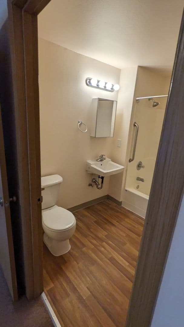 McMinnville Apartment: 855 SE Ford St