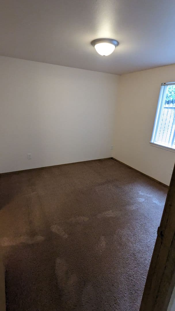 McMinnville Apartment: 855 SE Ford St