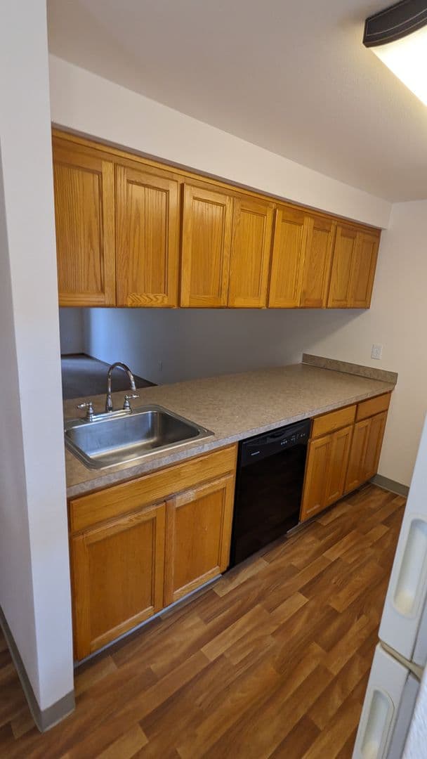 McMinnville Apartment: 855 SE Ford St