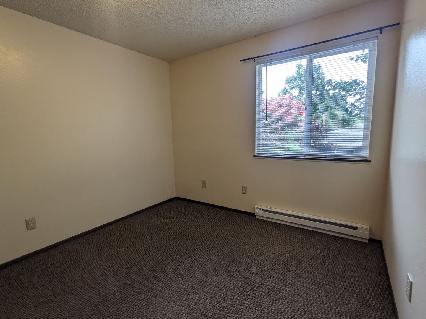 Portland Apartment: 4039 SE Holgate Blvd