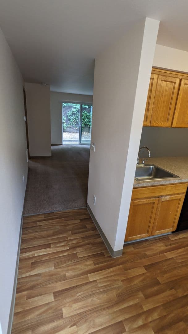 McMinnville Apartment: 855 SE Ford St