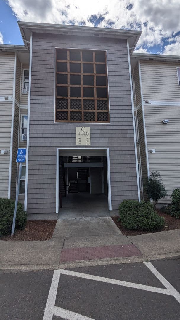 Salem Apartment: 4420-4455 Seaton Lane NE