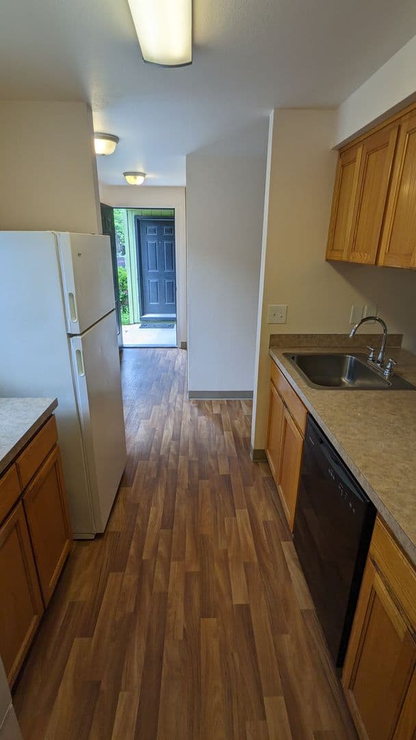 McMinnville Apartment: 855 SE Ford St