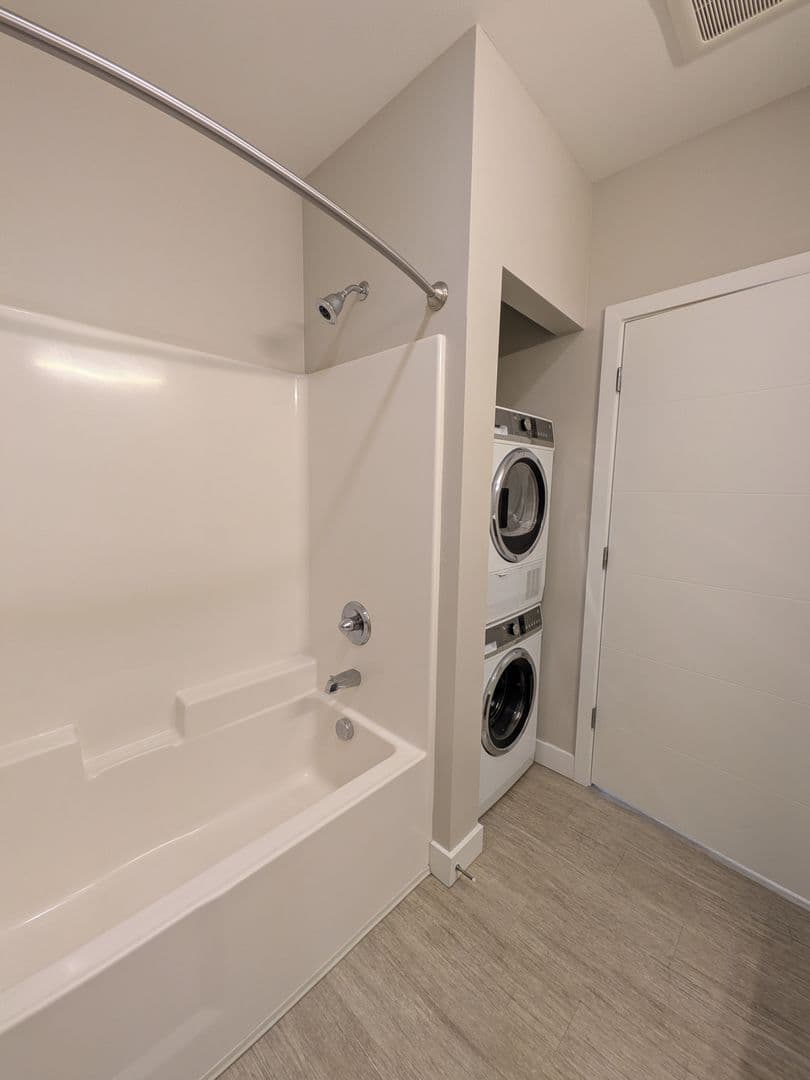 Portland Apartment: 2880 SE Division St