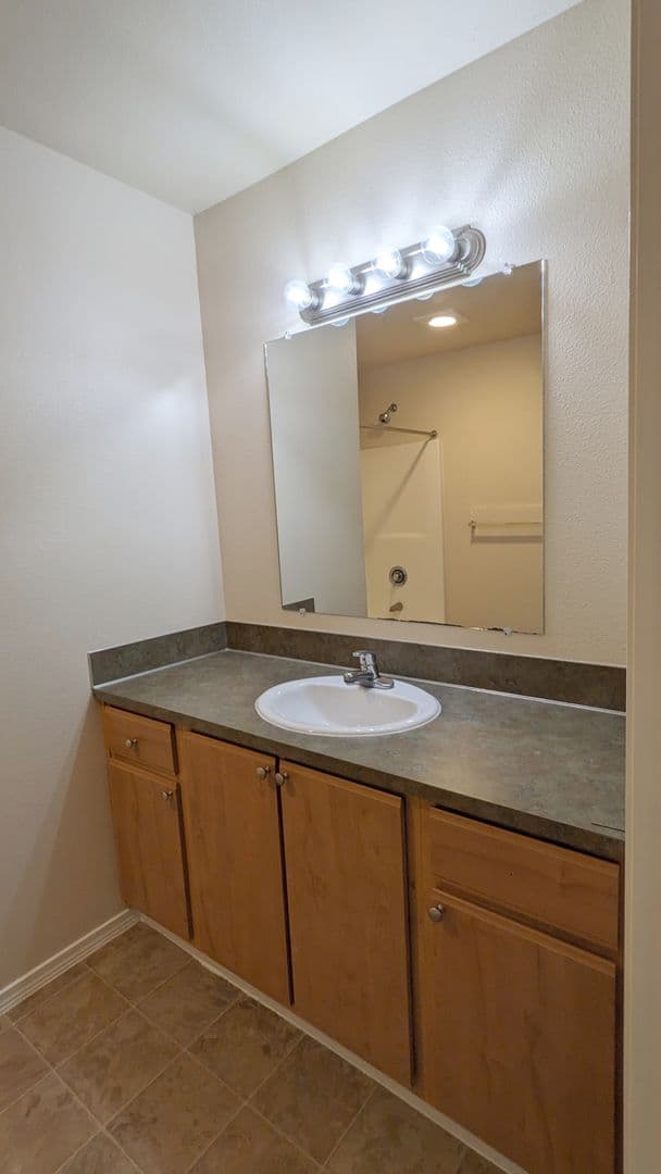 Salem Apartment: 4420-4455 Seaton Lane NE