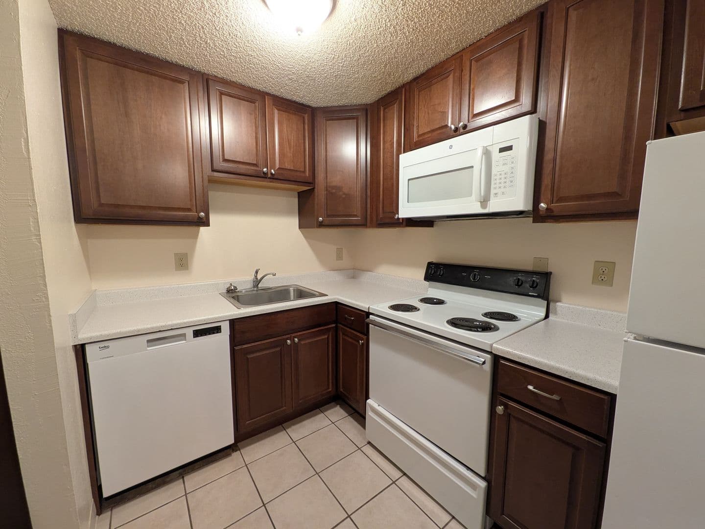 Portland Apartment: 4039 SE Holgate Blvd