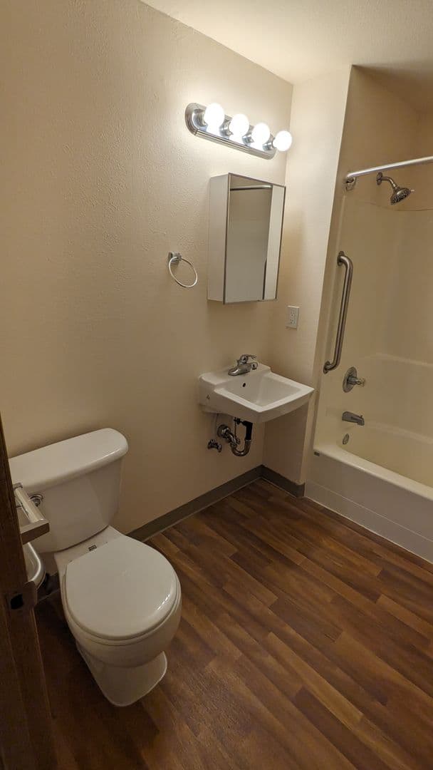 McMinnville Apartment: 855 SE Ford St