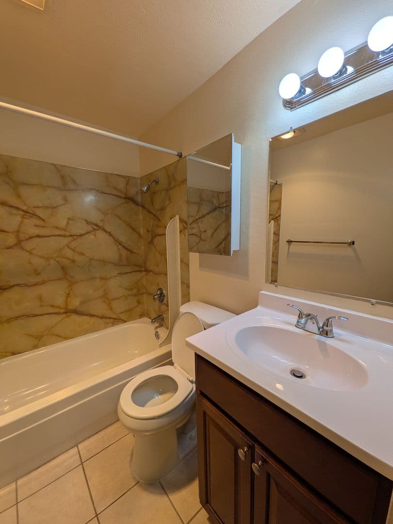 Portland Apartment: 4039 SE Holgate Blvd