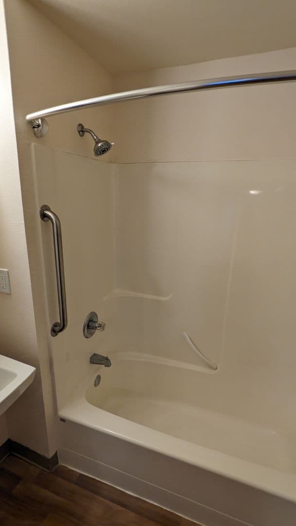 McMinnville Apartment: 855 SE Ford St