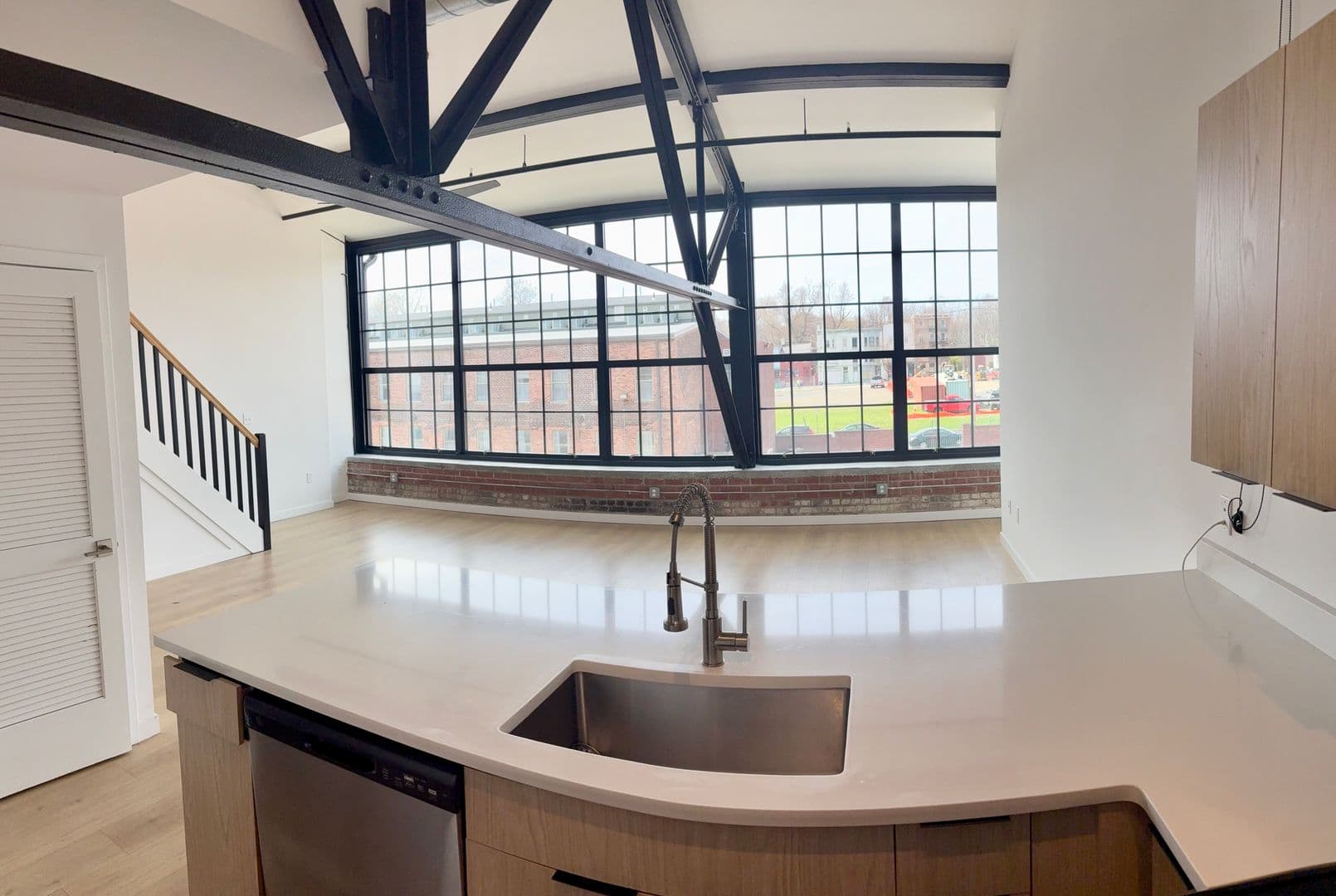 Newburgh Apartment: 43 Edward St