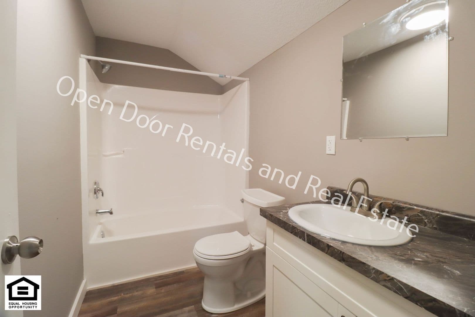 Waterloo Apartment: 315 S Washington st