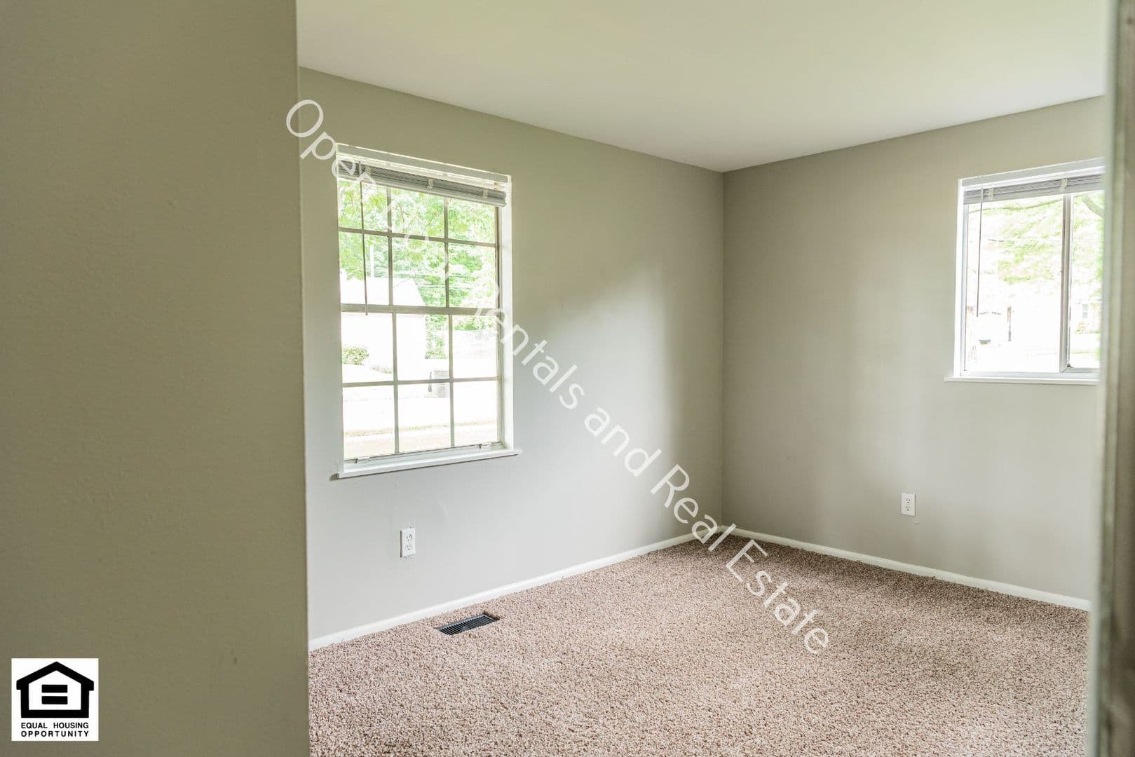 Fort Wayne House: 6718 Raintree Road