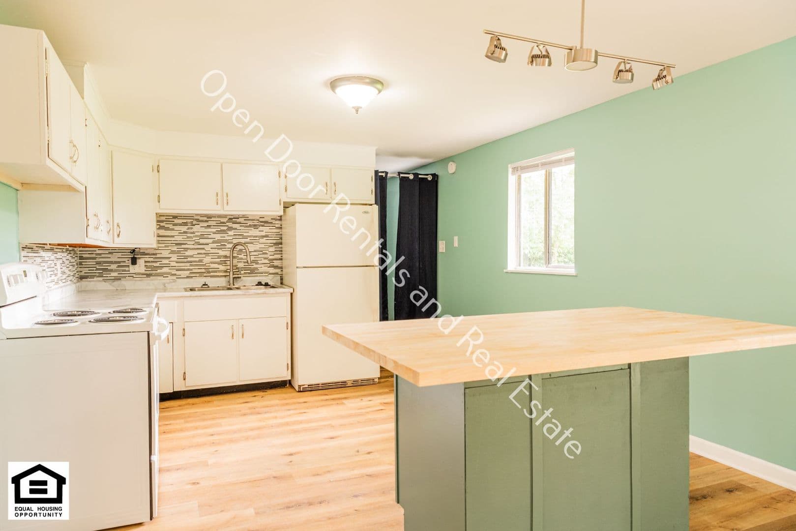 Fort Wayne House: 6718 Raintree Road