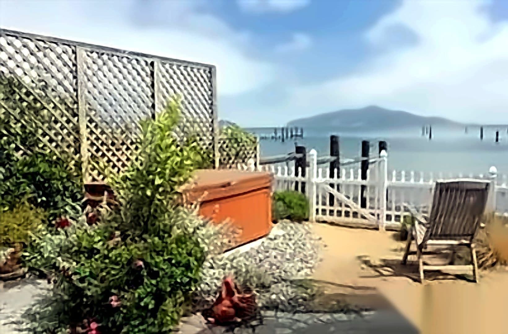 Sausalito House: 105 Bridgeway Blvd