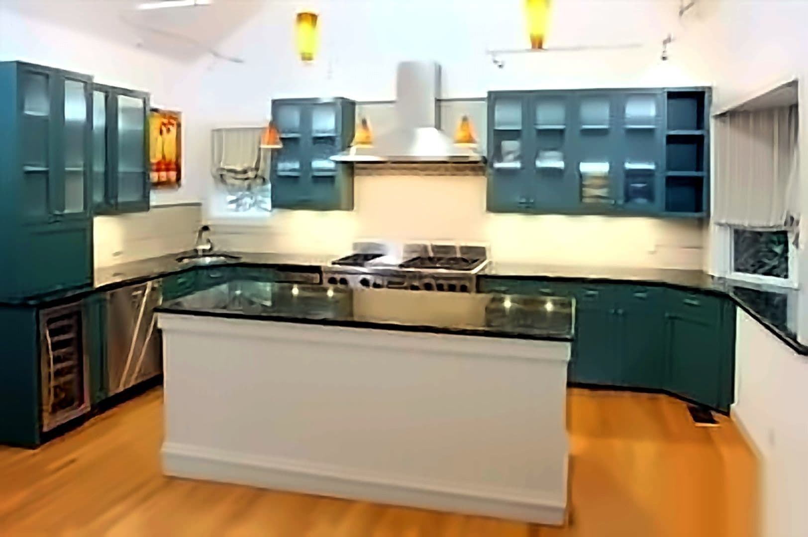 Sausalito House: 105 Bridgeway Blvd