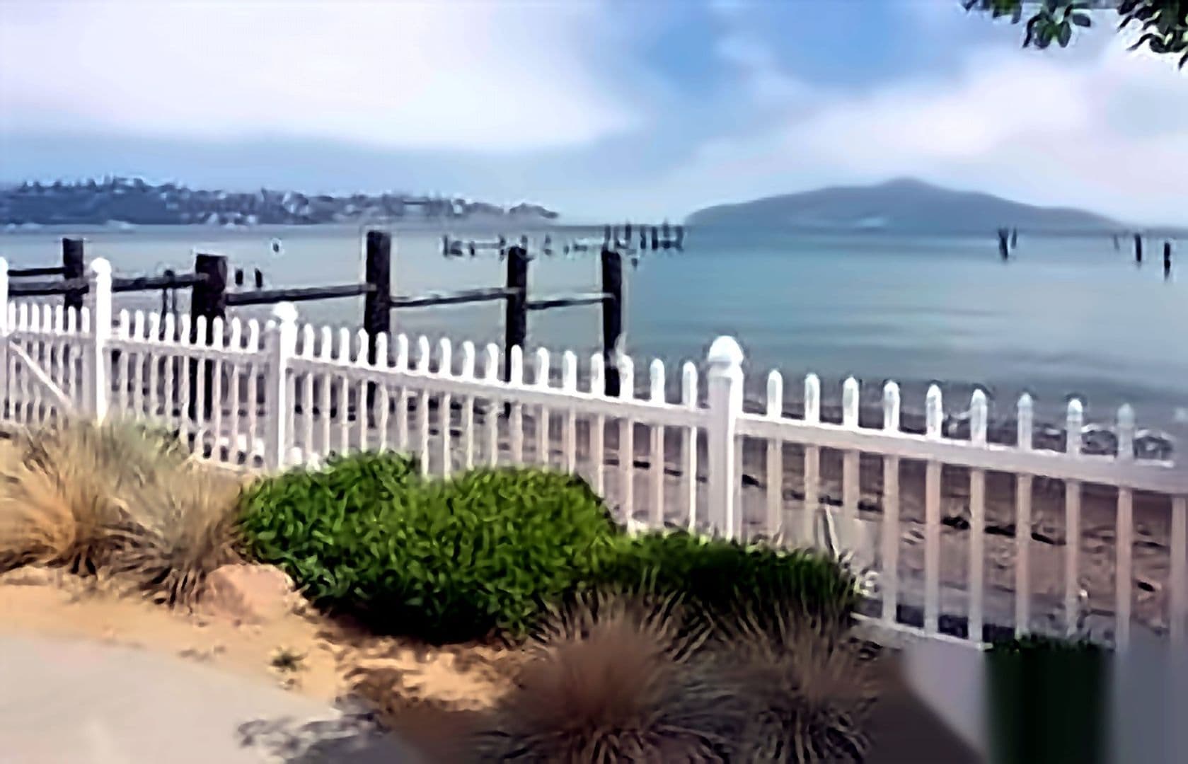 Sausalito House: 105 Bridgeway Blvd