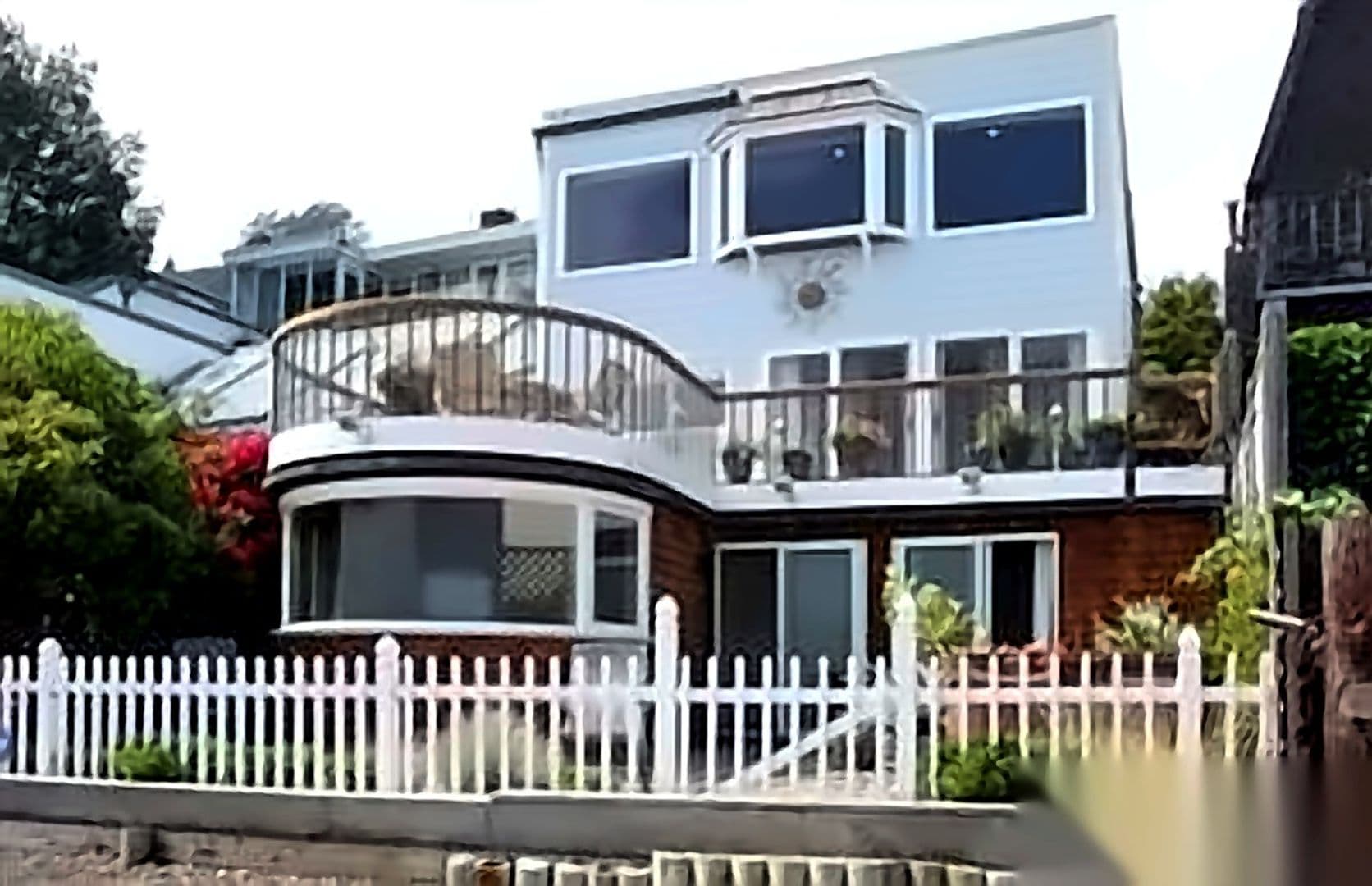 Sausalito House: 105 Bridgeway Blvd