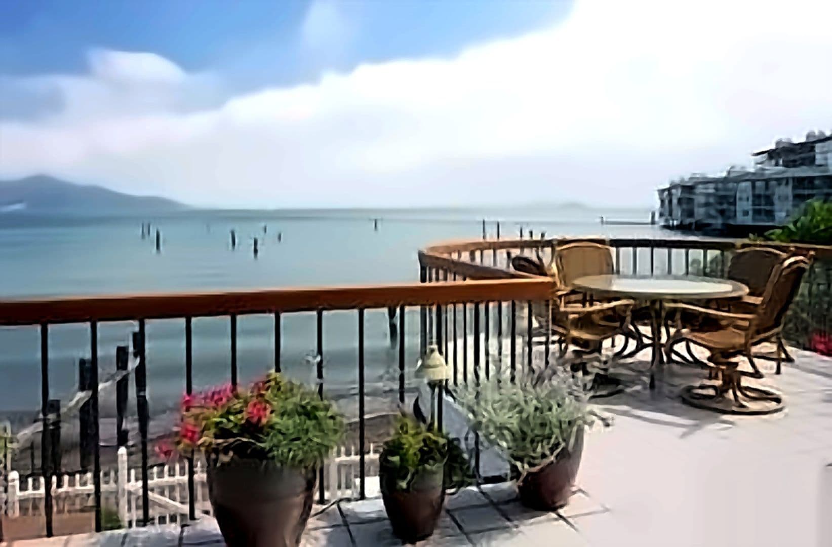 Sausalito House: 105 Bridgeway Blvd