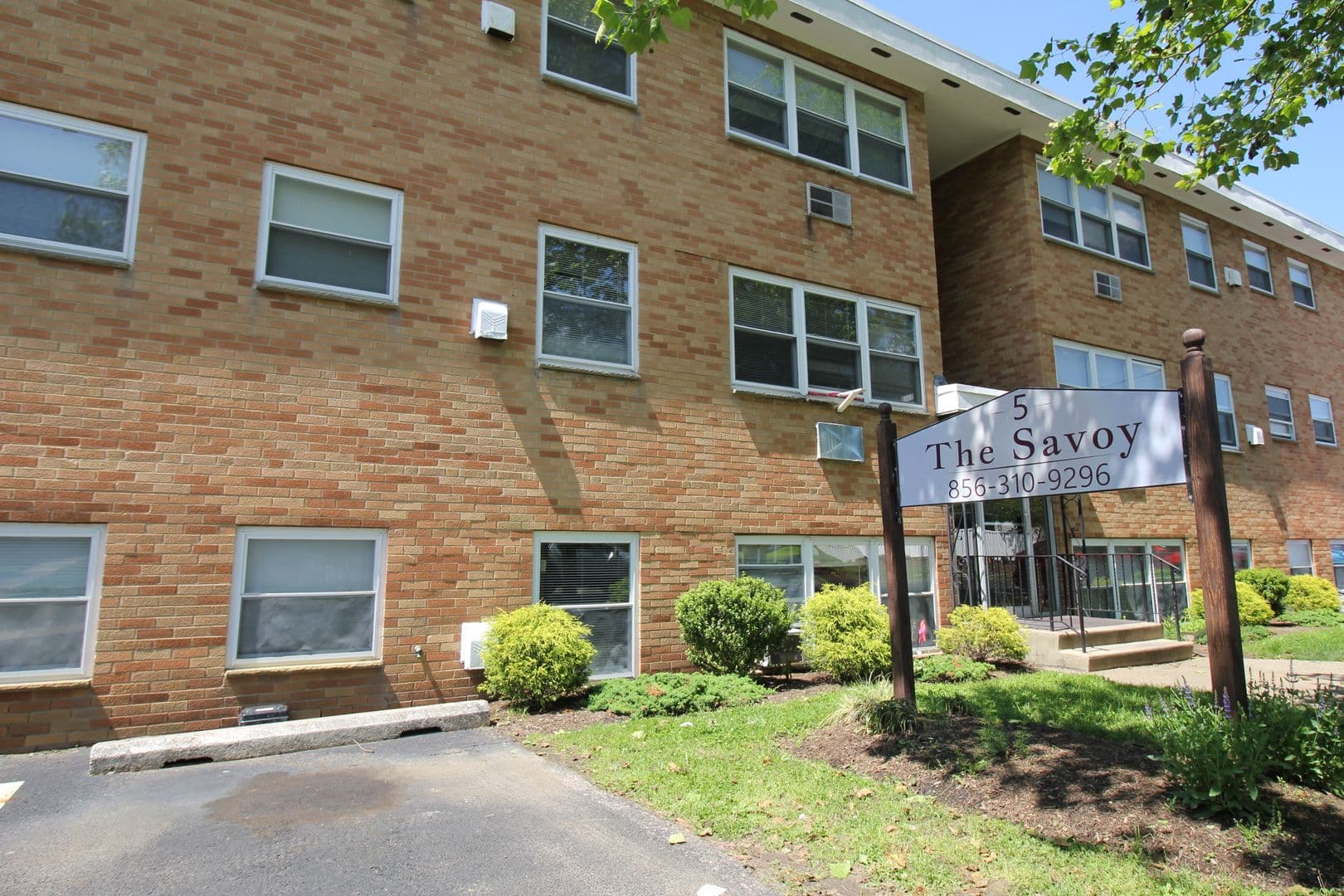 Oaklyn Apartment: 5 W Oakland Ave