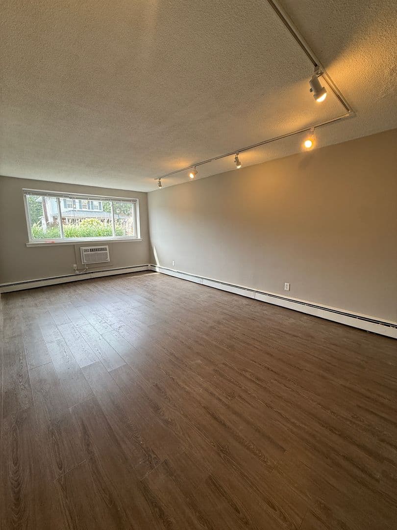 Audubon Apartment: 200 W Merchant St