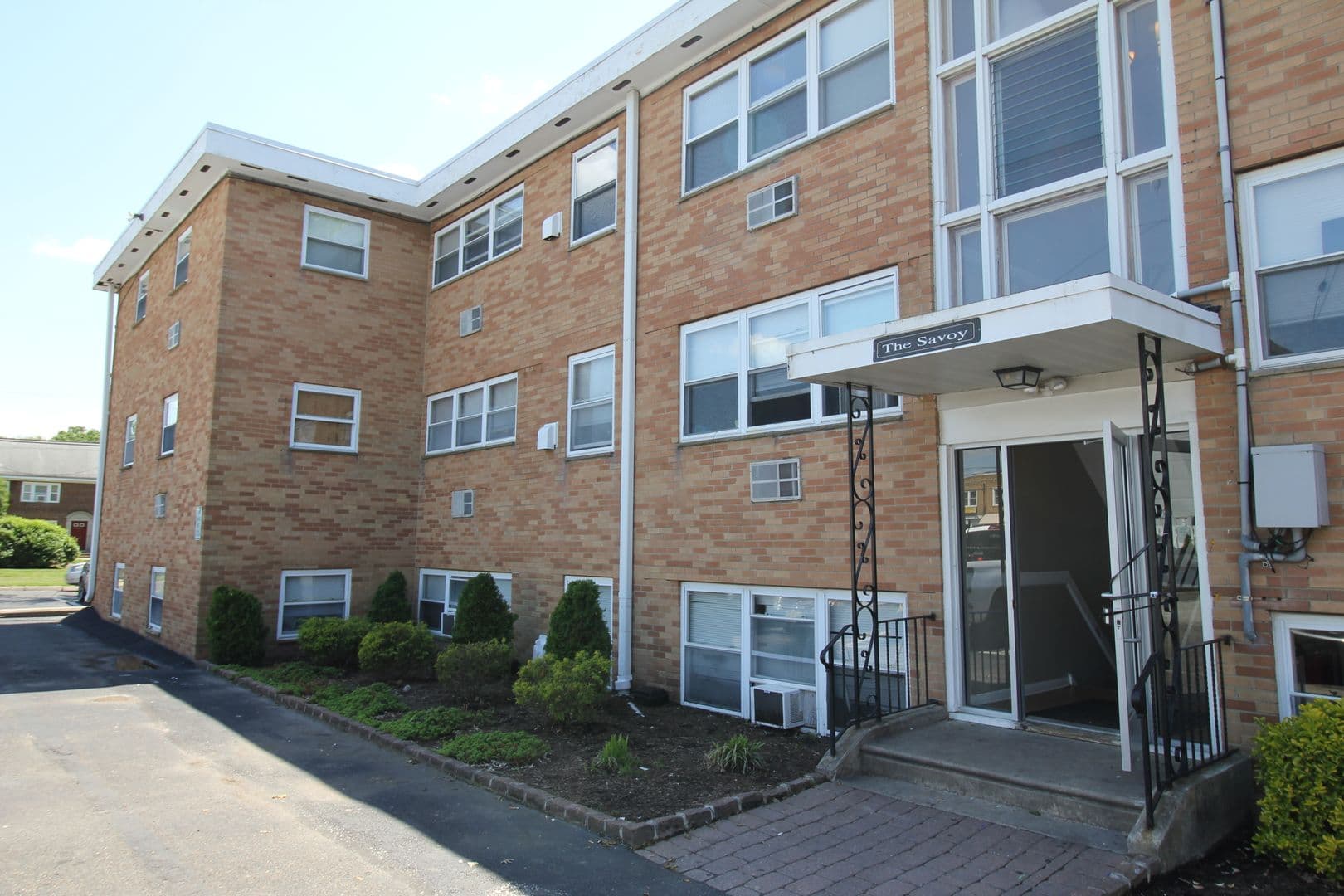 Oaklyn Apartment: 5 W Oakland Ave
