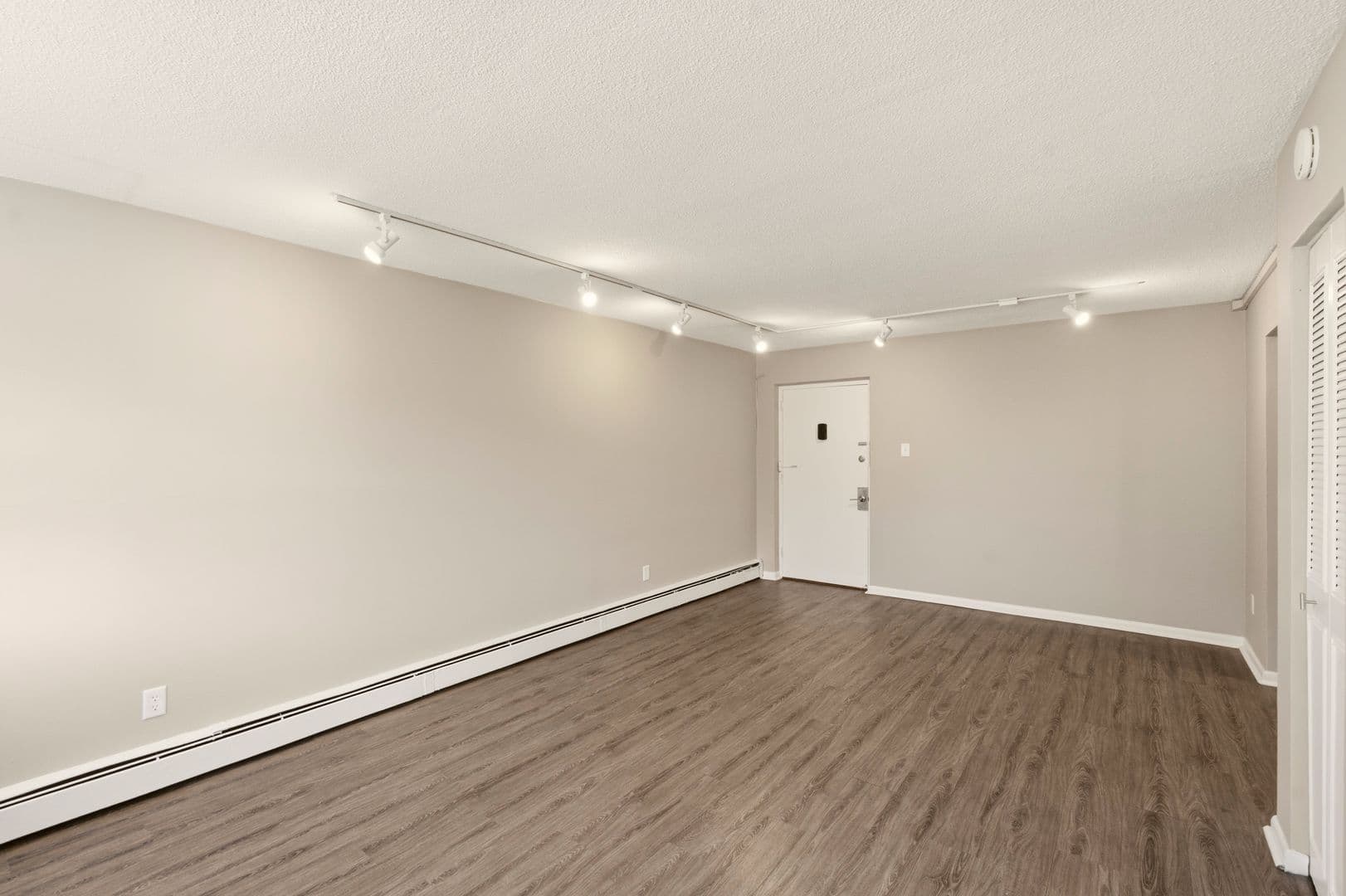 Audubon Apartment: 200 W Merchant St