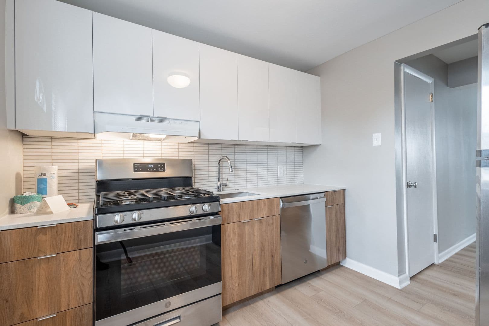 Magnolia Apartment: 300 W Adams Ave