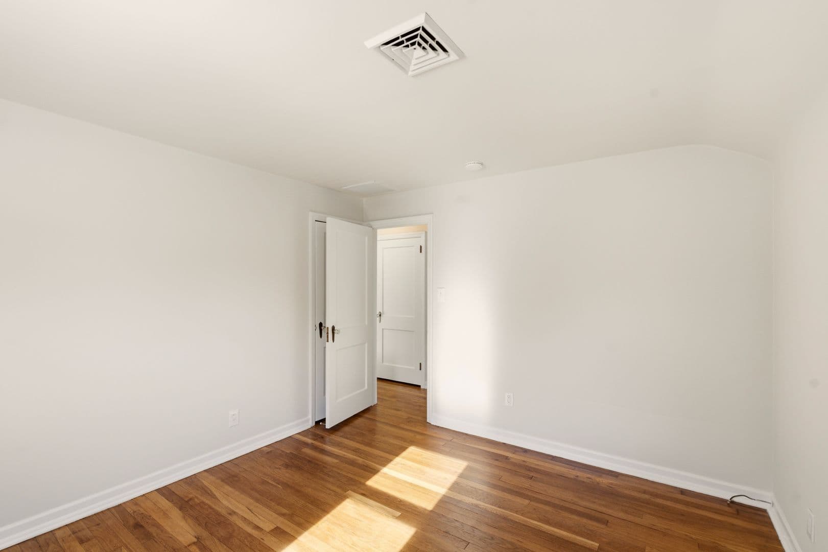 Oaklyn Apartment: 207 Reading Ave