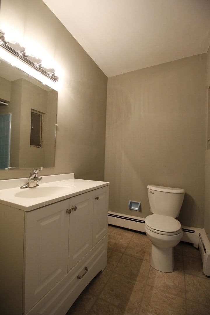 Oaklyn Apartment: 5 W Oakland Ave