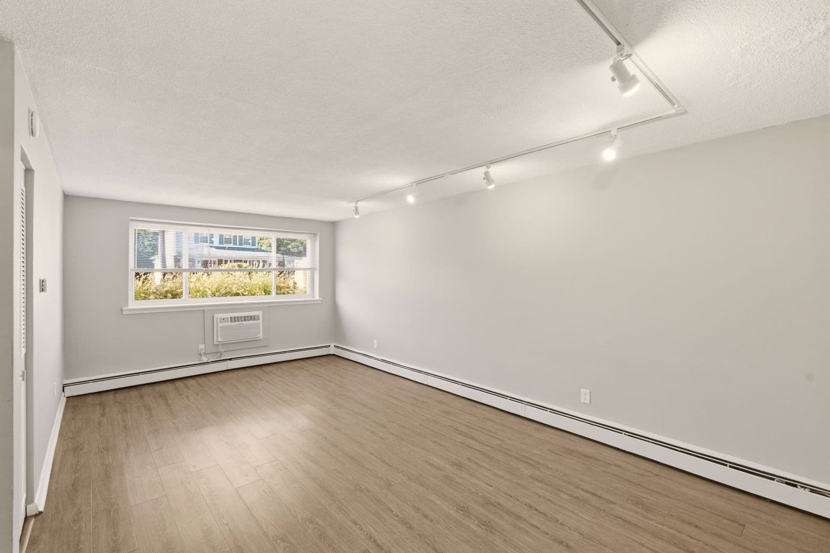 Audubon Apartment: 200 W Merchant St