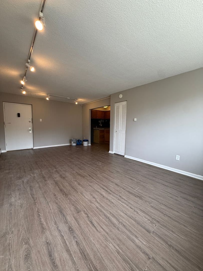 Audubon Apartment: 200 W Merchant St