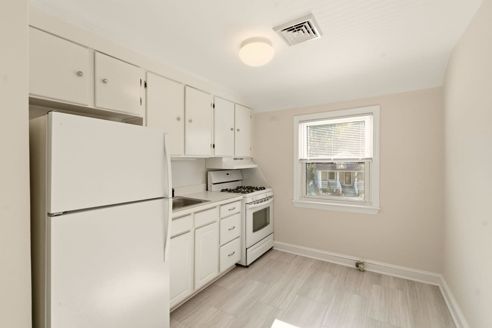 Oaklyn Apartment: 212 Manheim Ave