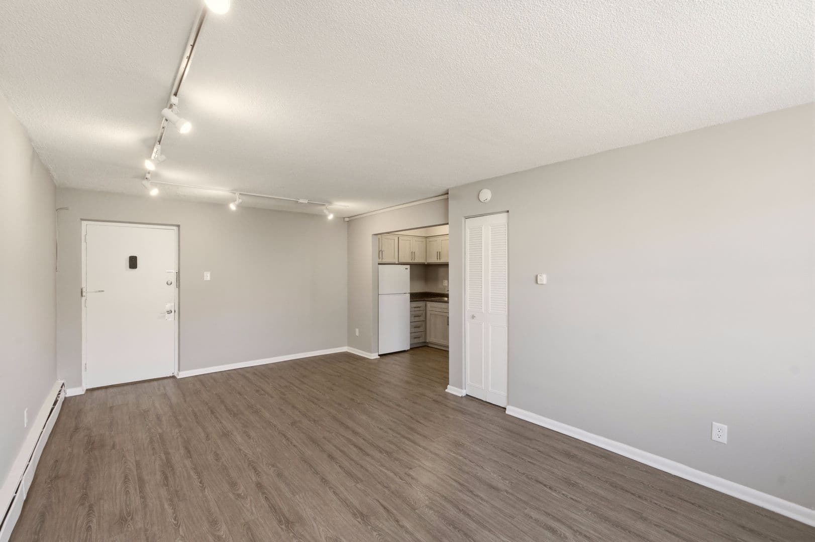 Audubon Apartment: 200 W Merchant St