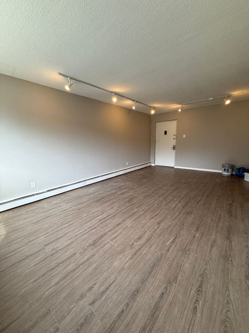 Audubon Apartment: 200 W Merchant St