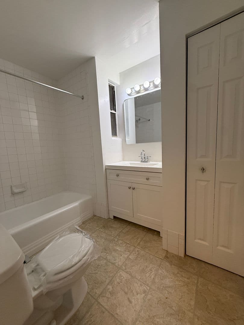 Audubon Apartment: 200 W Merchant St