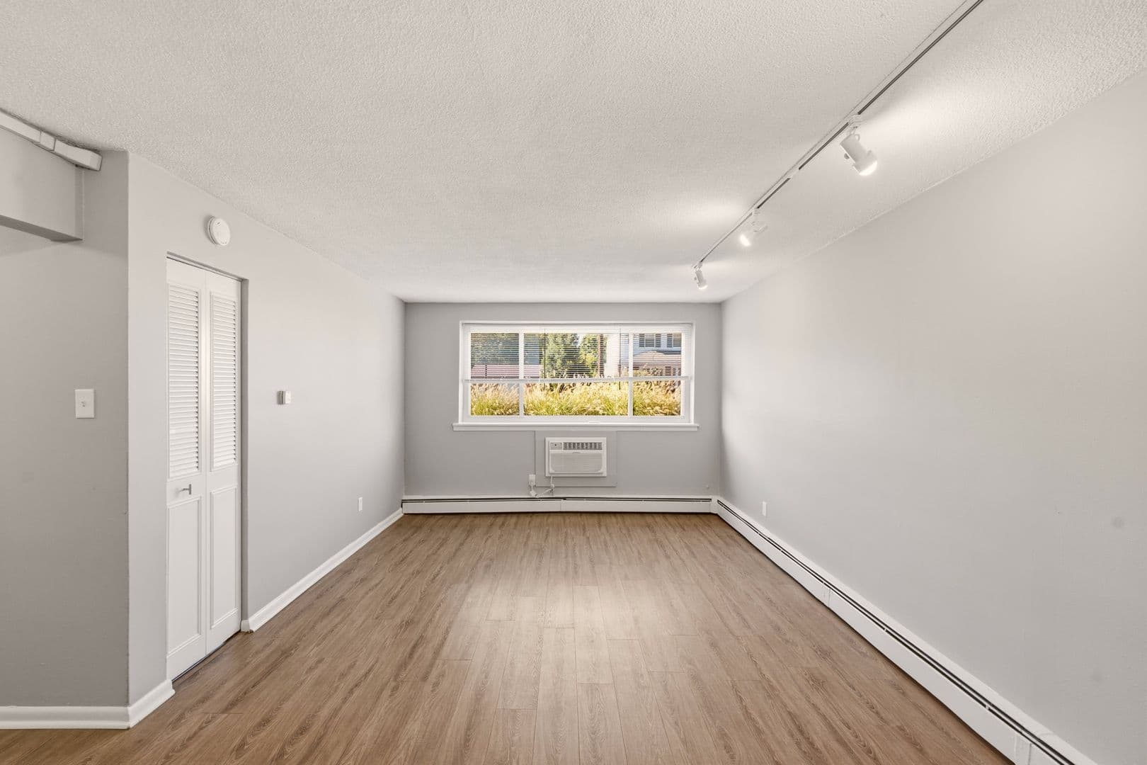 Audubon Apartment: 200 W Merchant St
