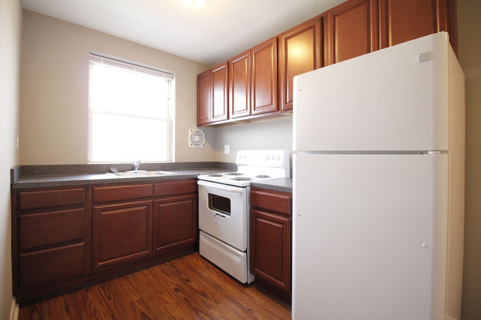 Oaklyn Apartment: 5 W Oakland Ave