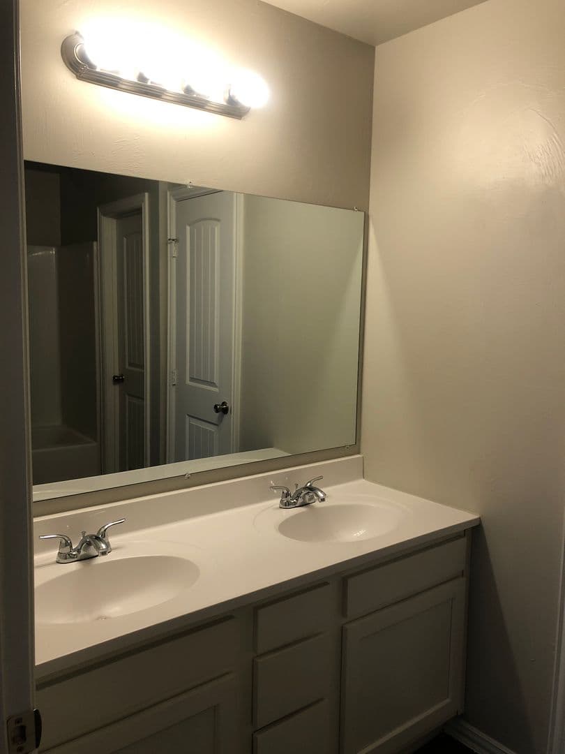 Guymon Apartment: 1641 NE 4th street