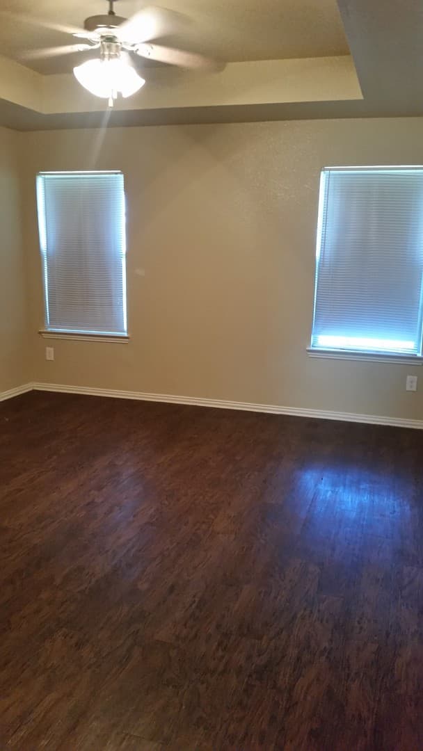 Duncan Apartment: 11 W Maple