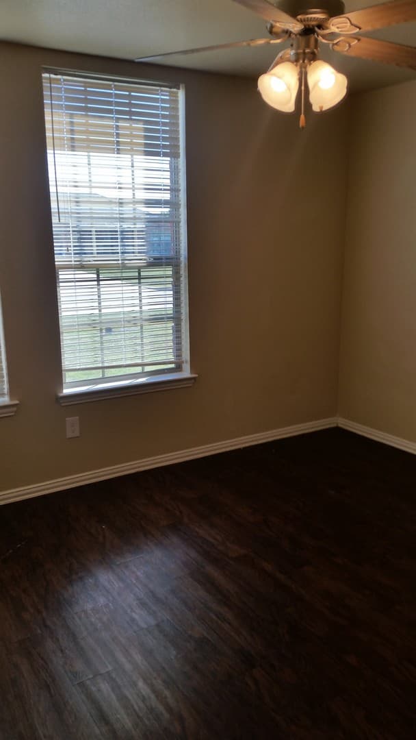Duncan Apartment: 11 W Maple