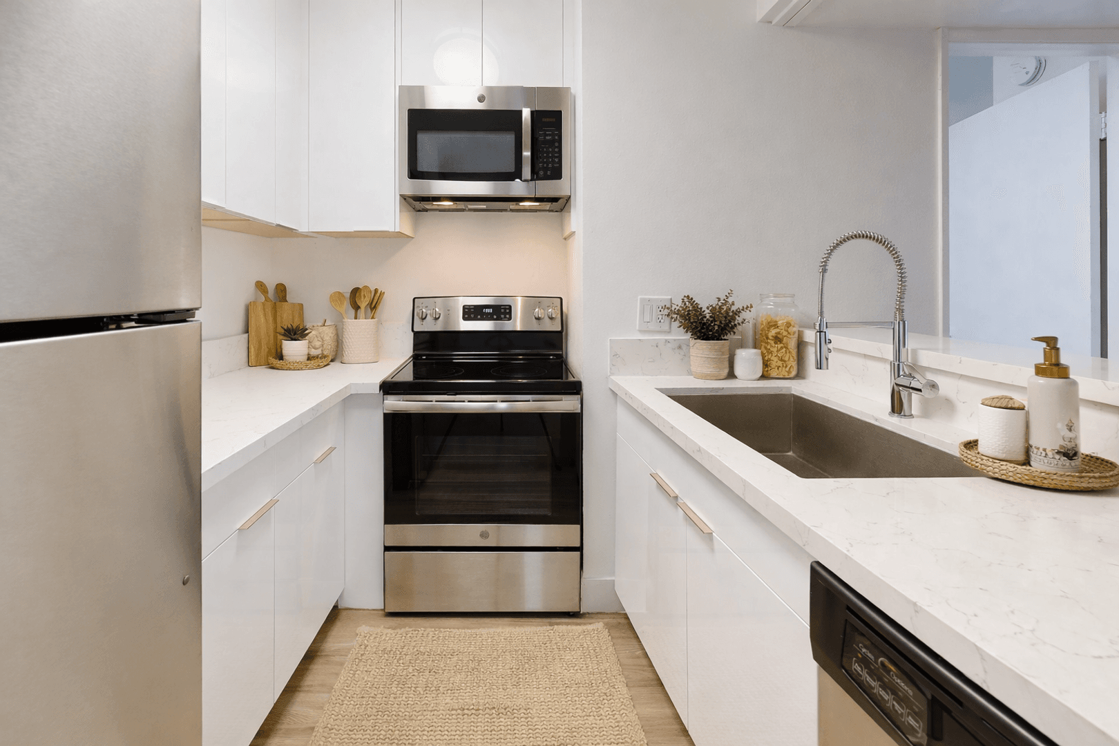 Van Nuys Apartment: 15425 Sherman Way