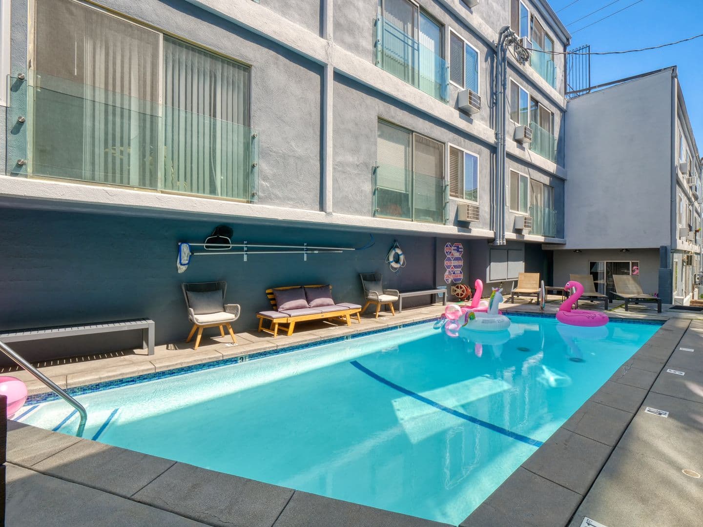 West Hollywood Apartment: 1115 Hacienda Place