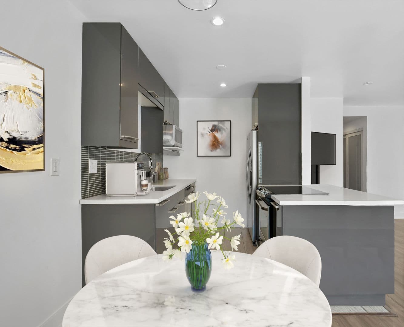West Hollywood Apartment: 1115 Hacienda Place