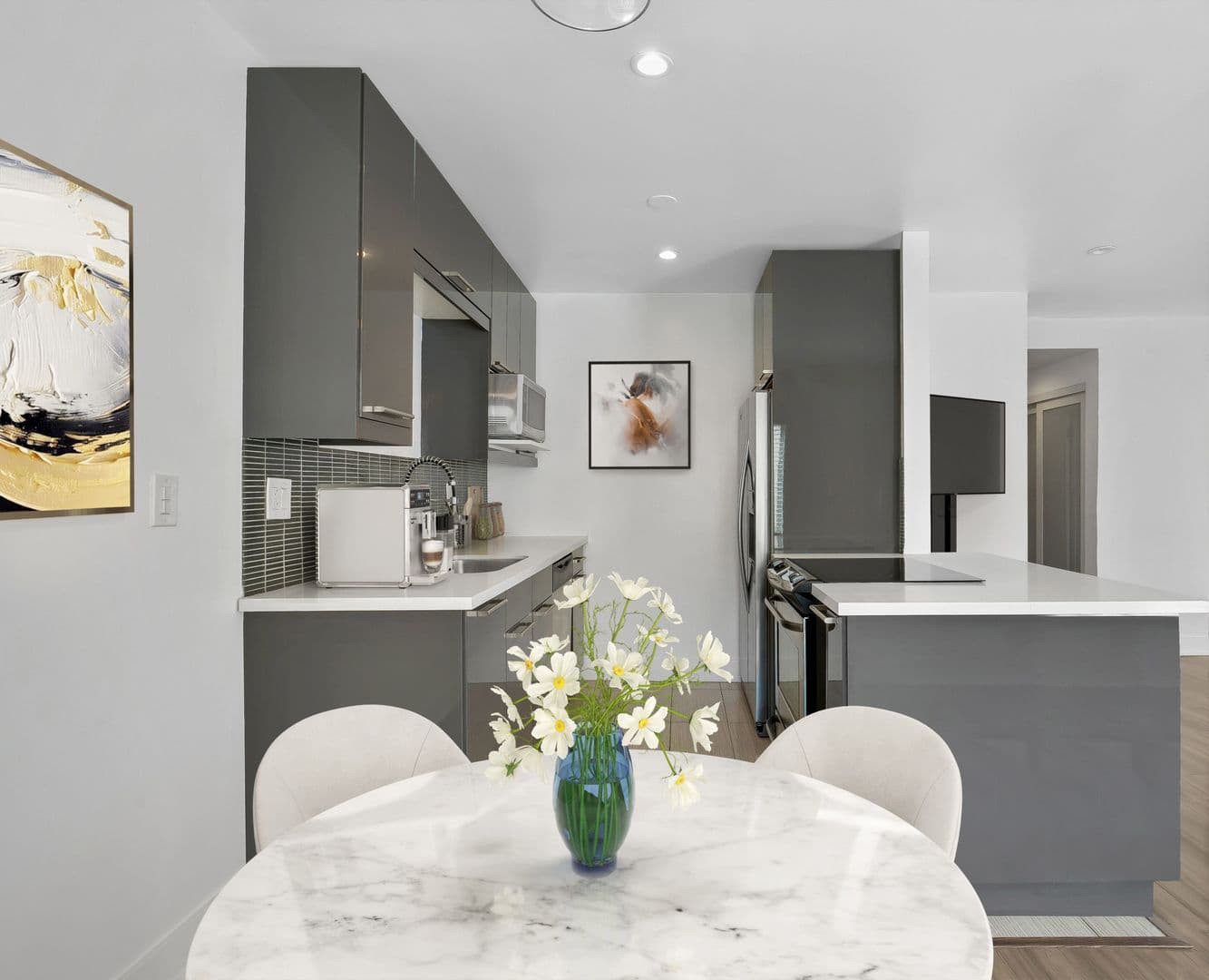 West Hollywood Apartment: 1115 Hacienda Place